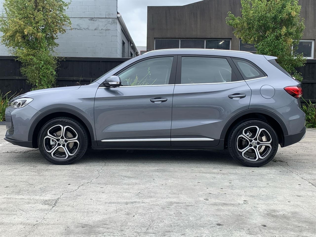 Vehicle image 4