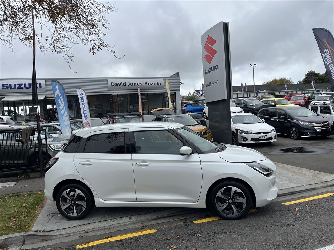 Vehicle image 4