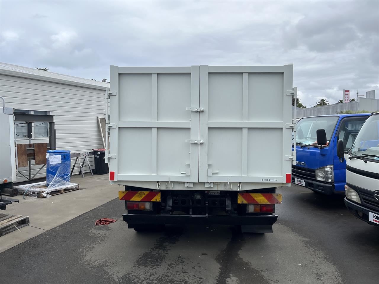 Vehicle image 4