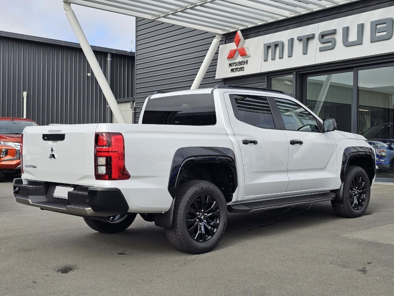Vehicle image 4
