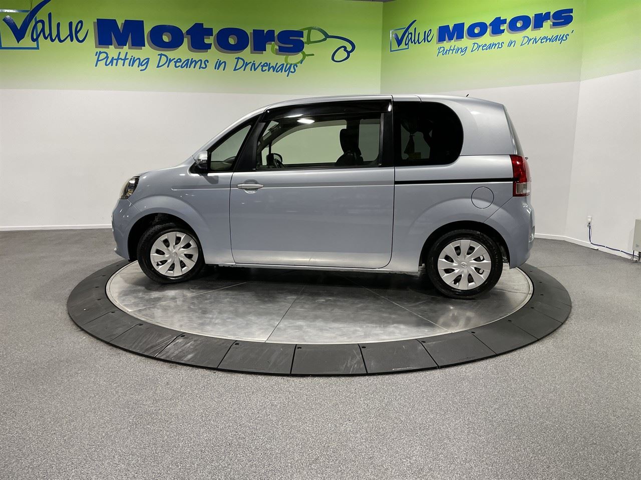 Vehicle image 4