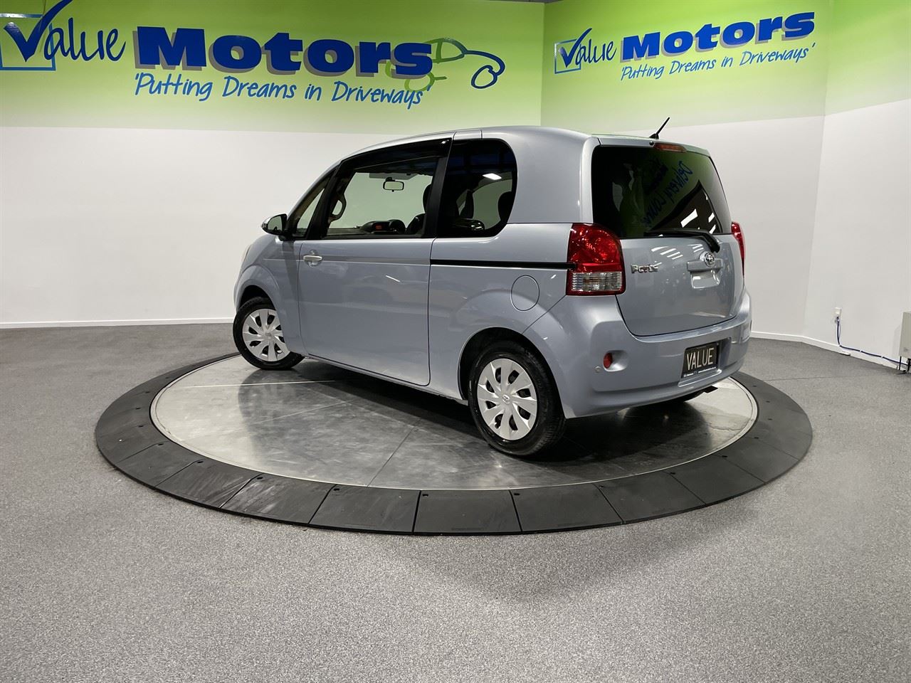 Vehicle image 5