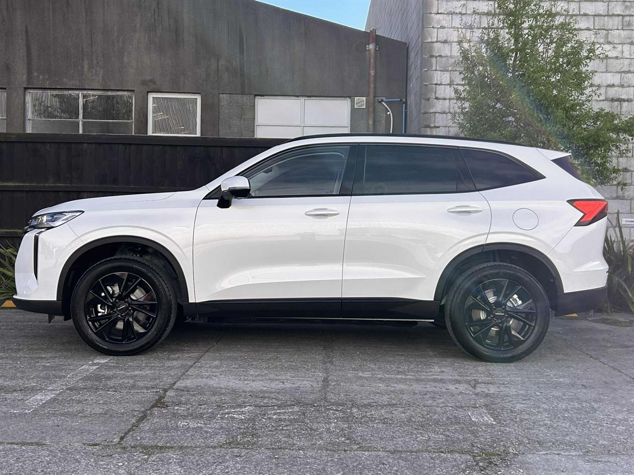 Vehicle image 5