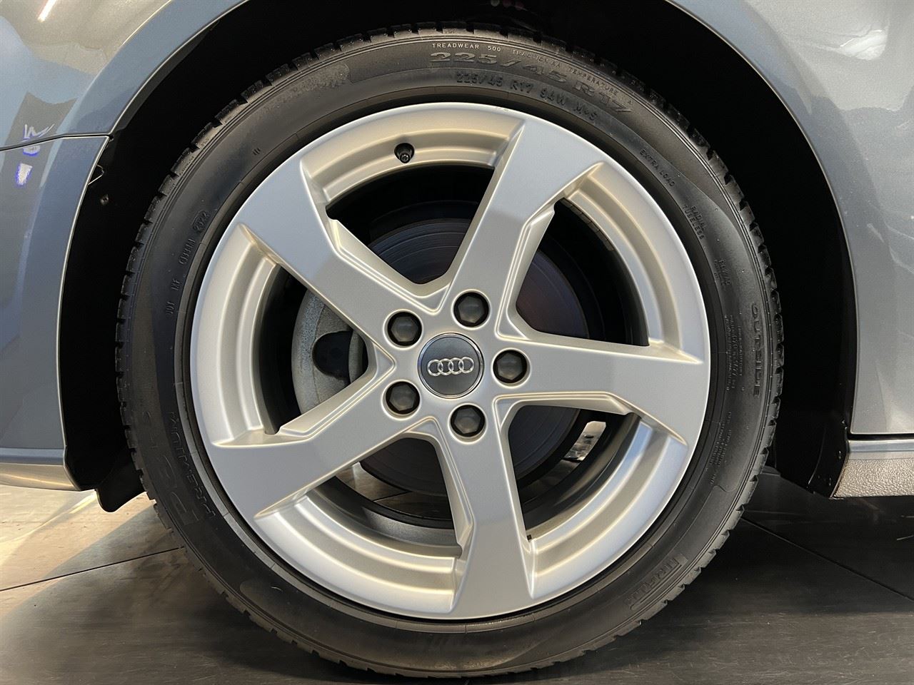 Vehicle image 5