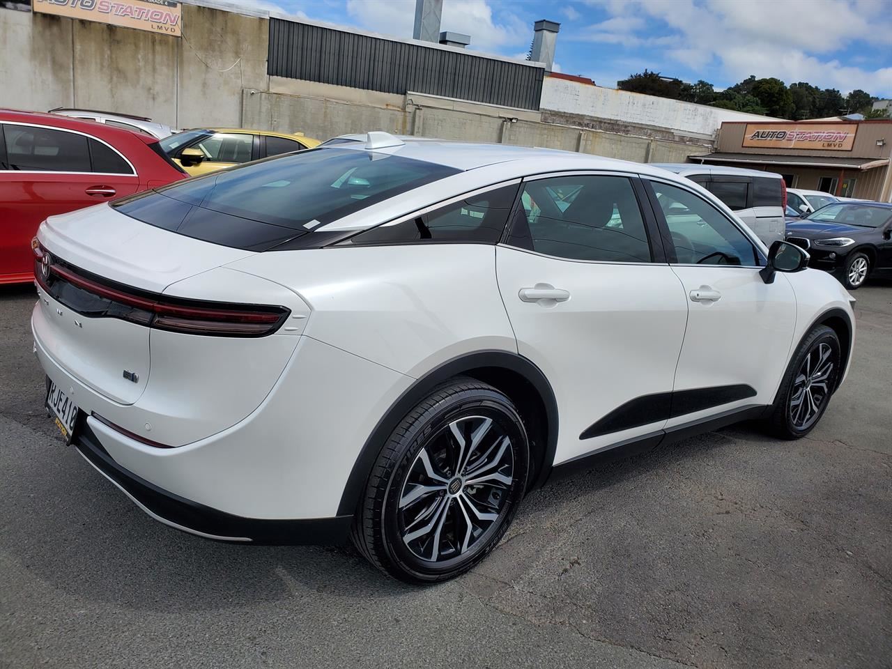 Vehicle image 4