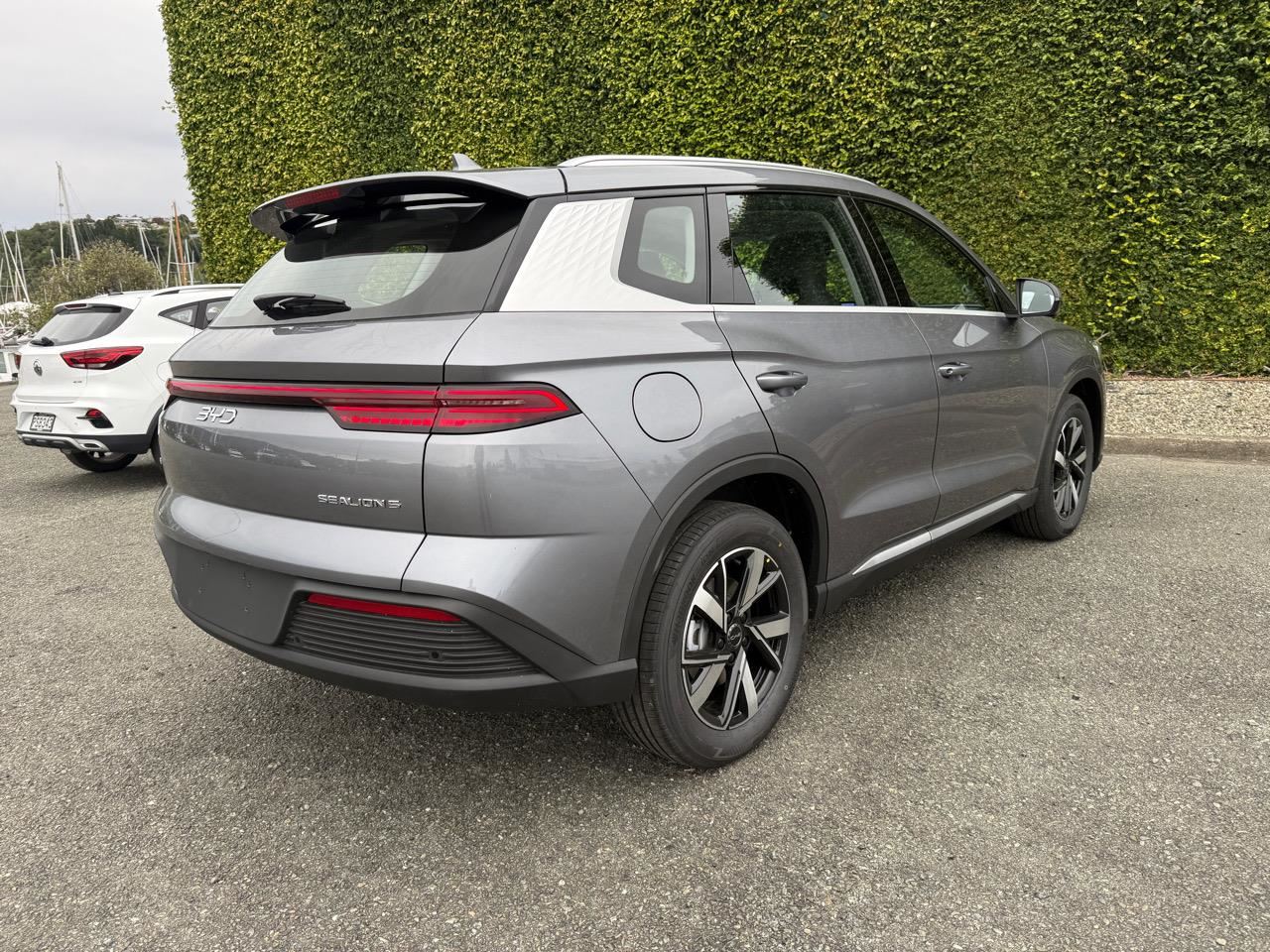 Vehicle image 5