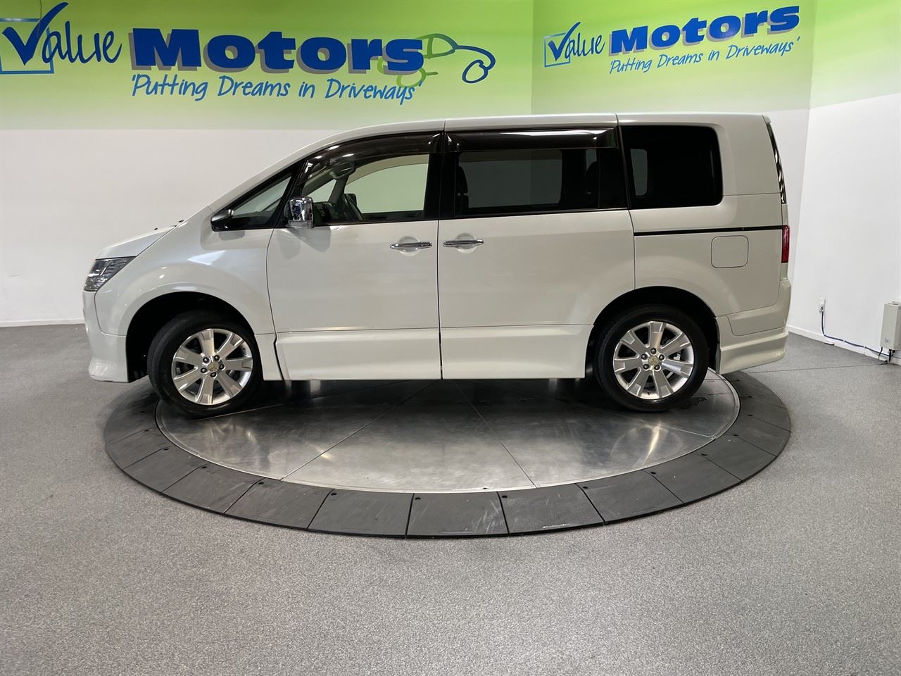 Vehicle image 4