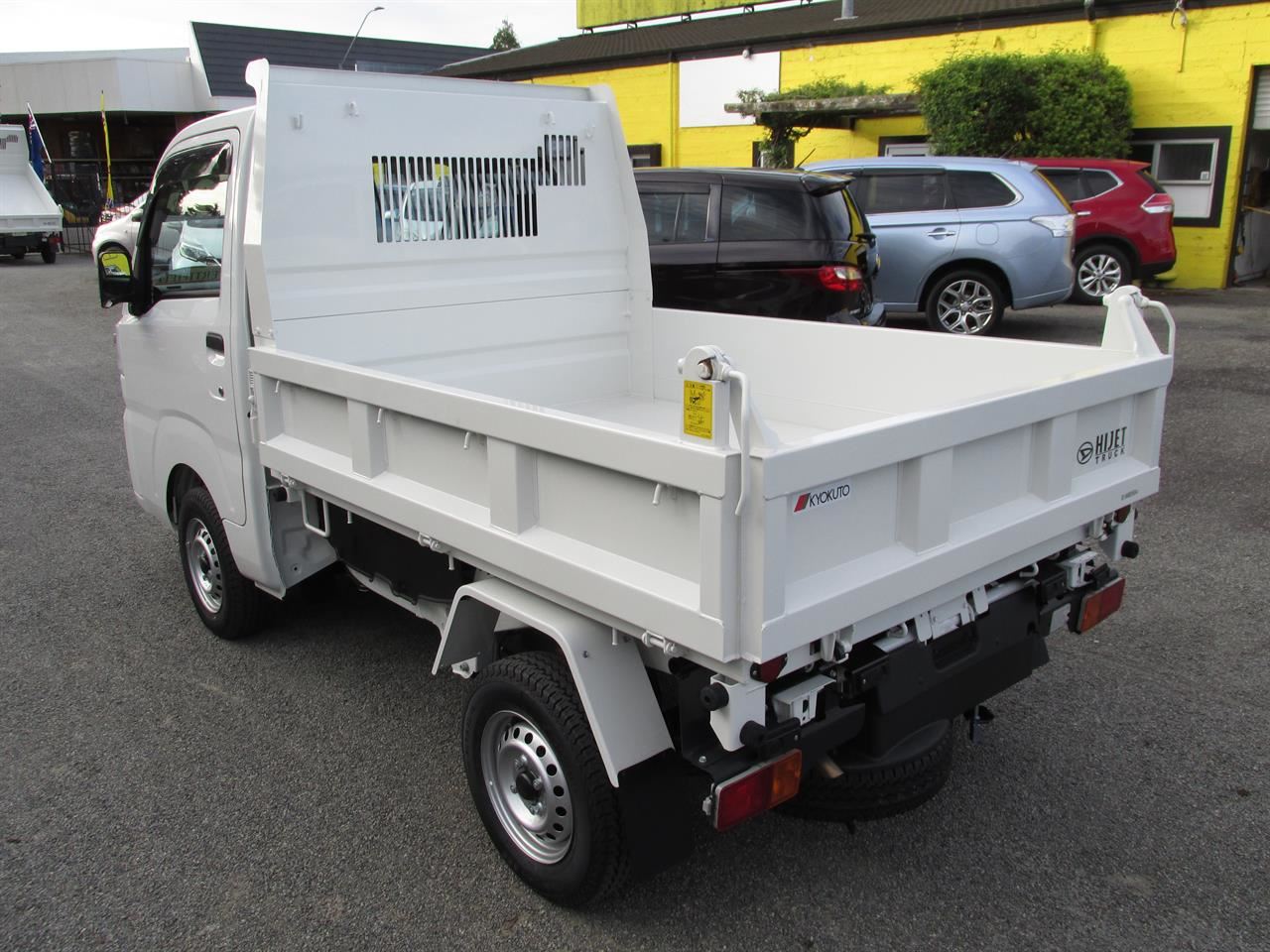 Vehicle image 5