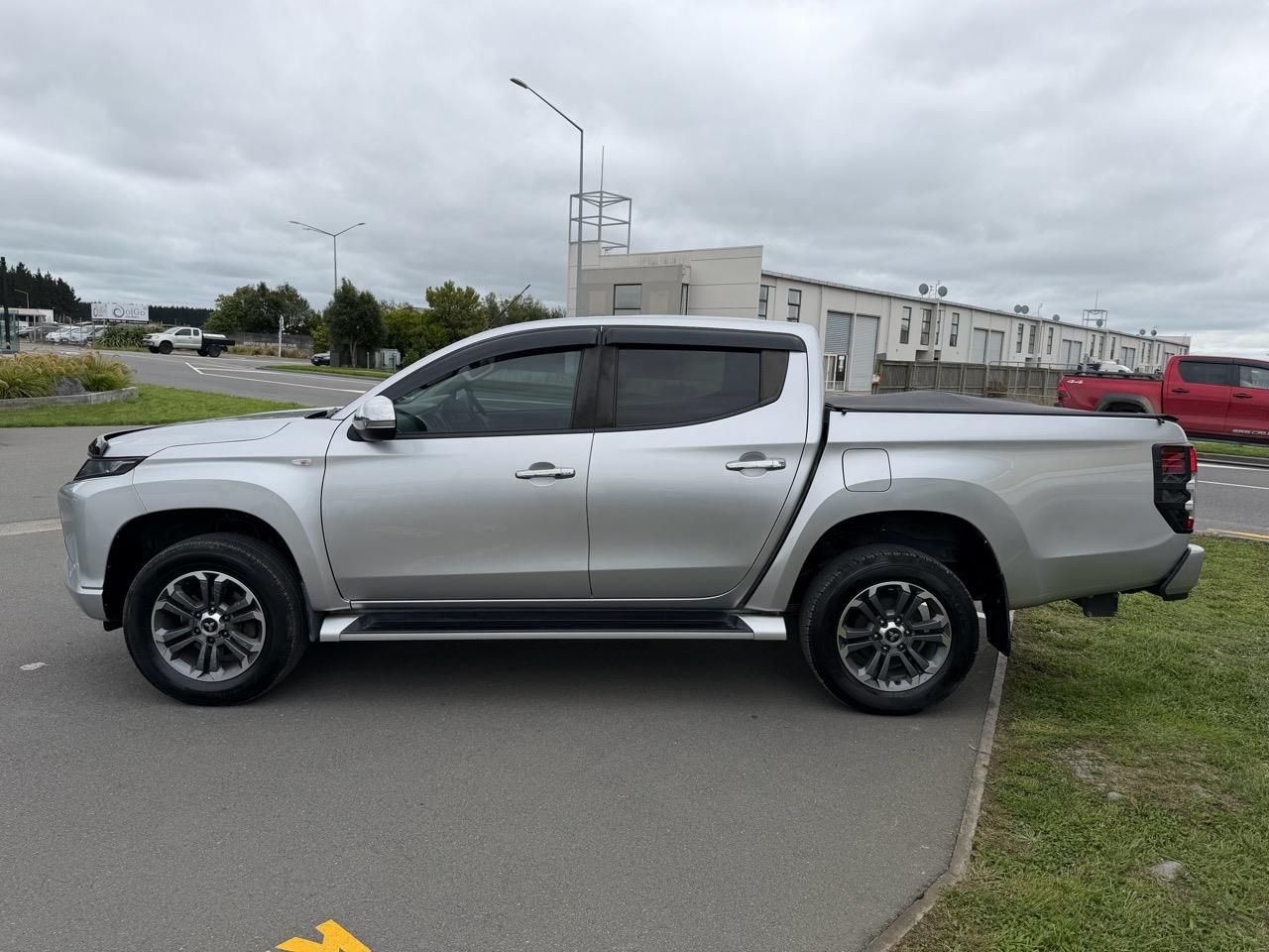 Vehicle image 5
