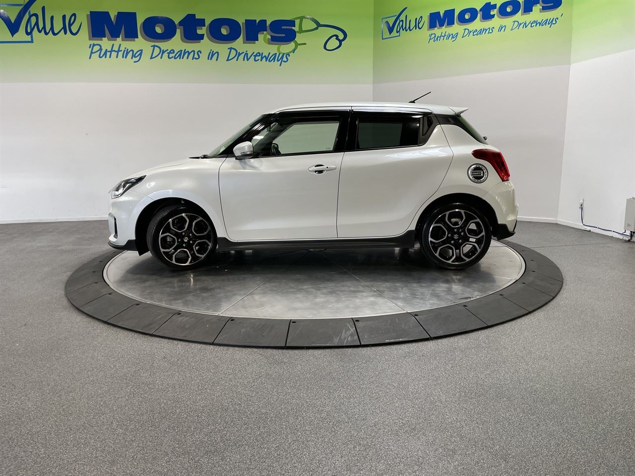 Vehicle image 4