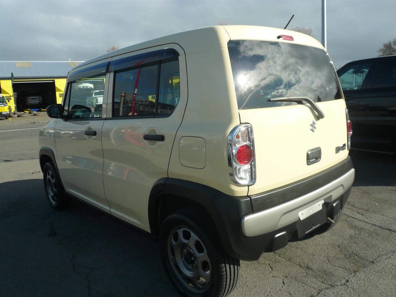 Vehicle image 4