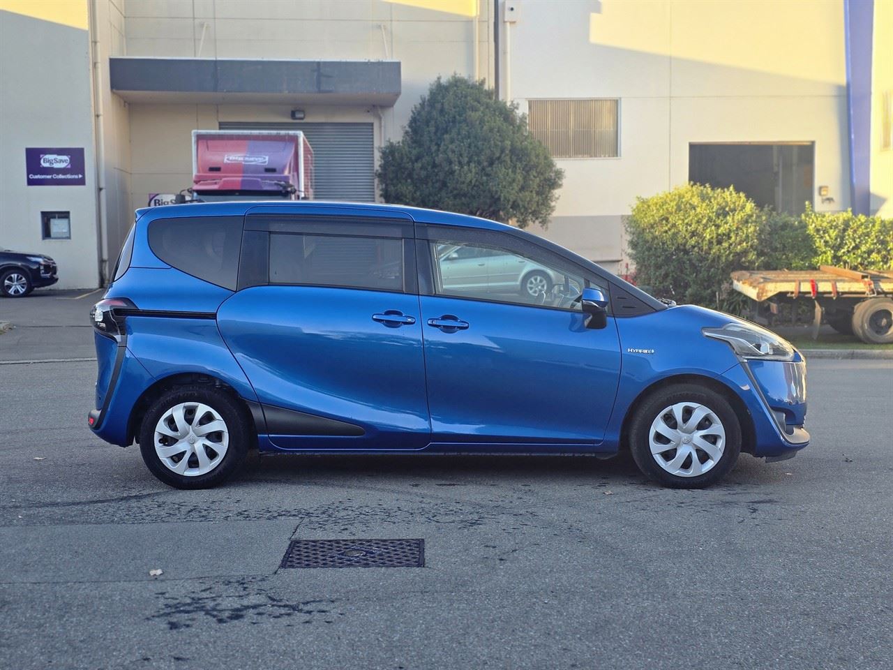 Vehicle image 4
