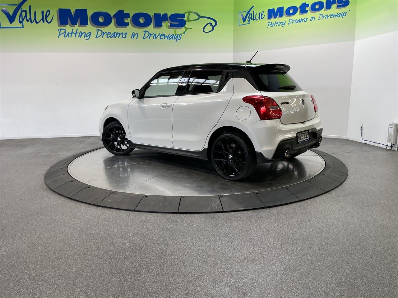 Vehicle image 5