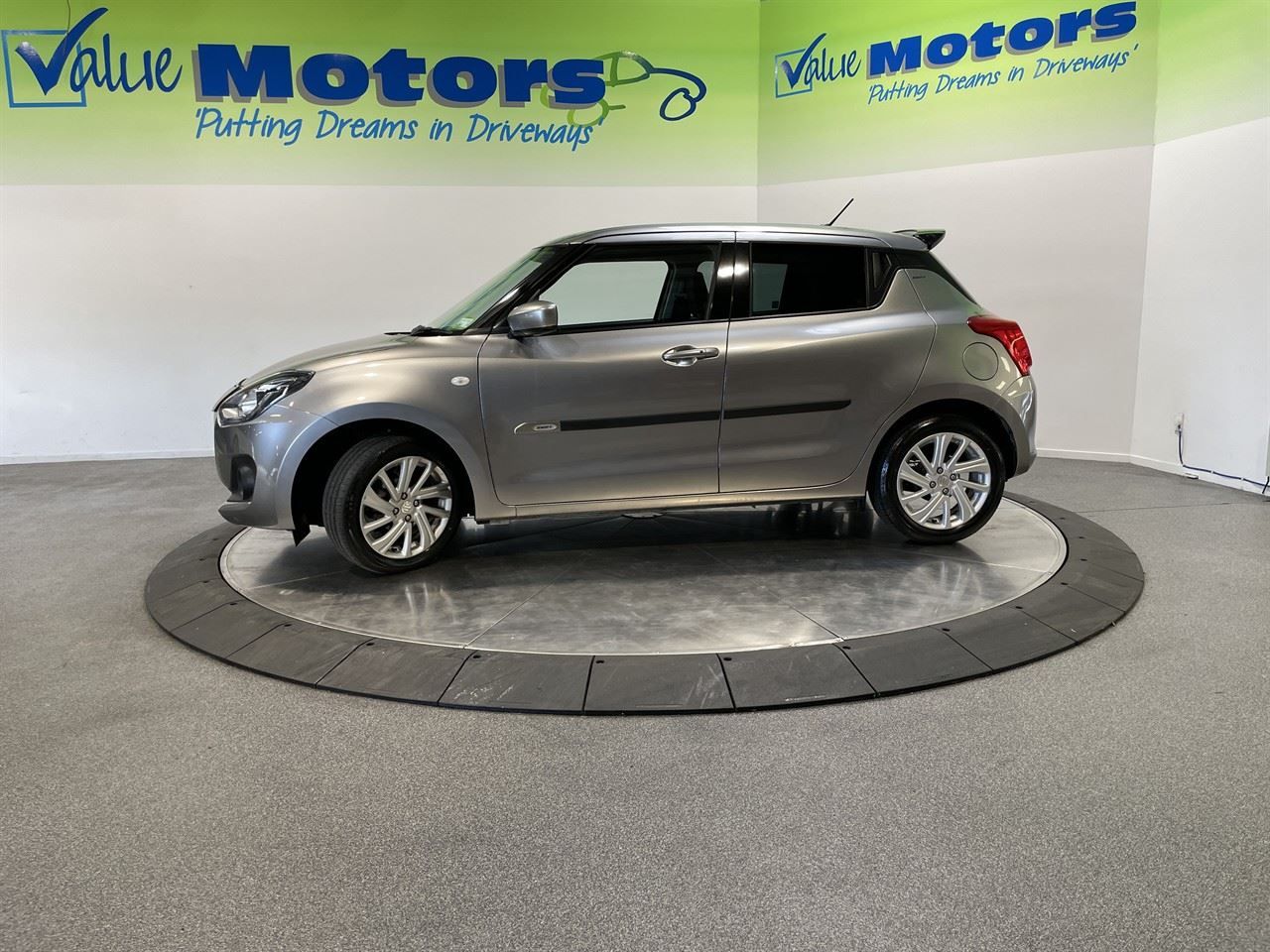 Vehicle image 4