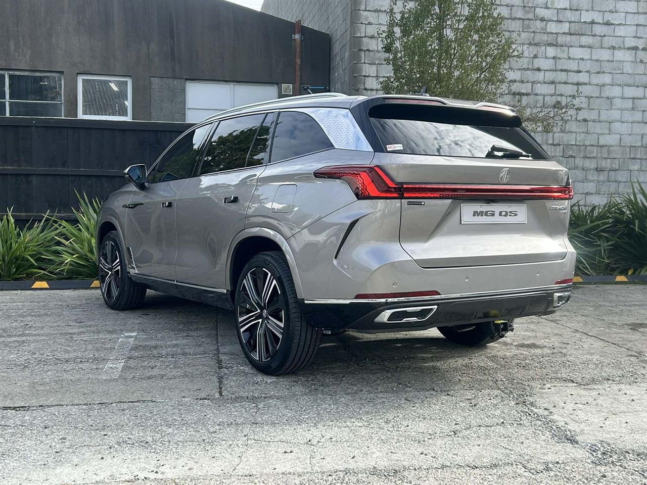 Vehicle image 5