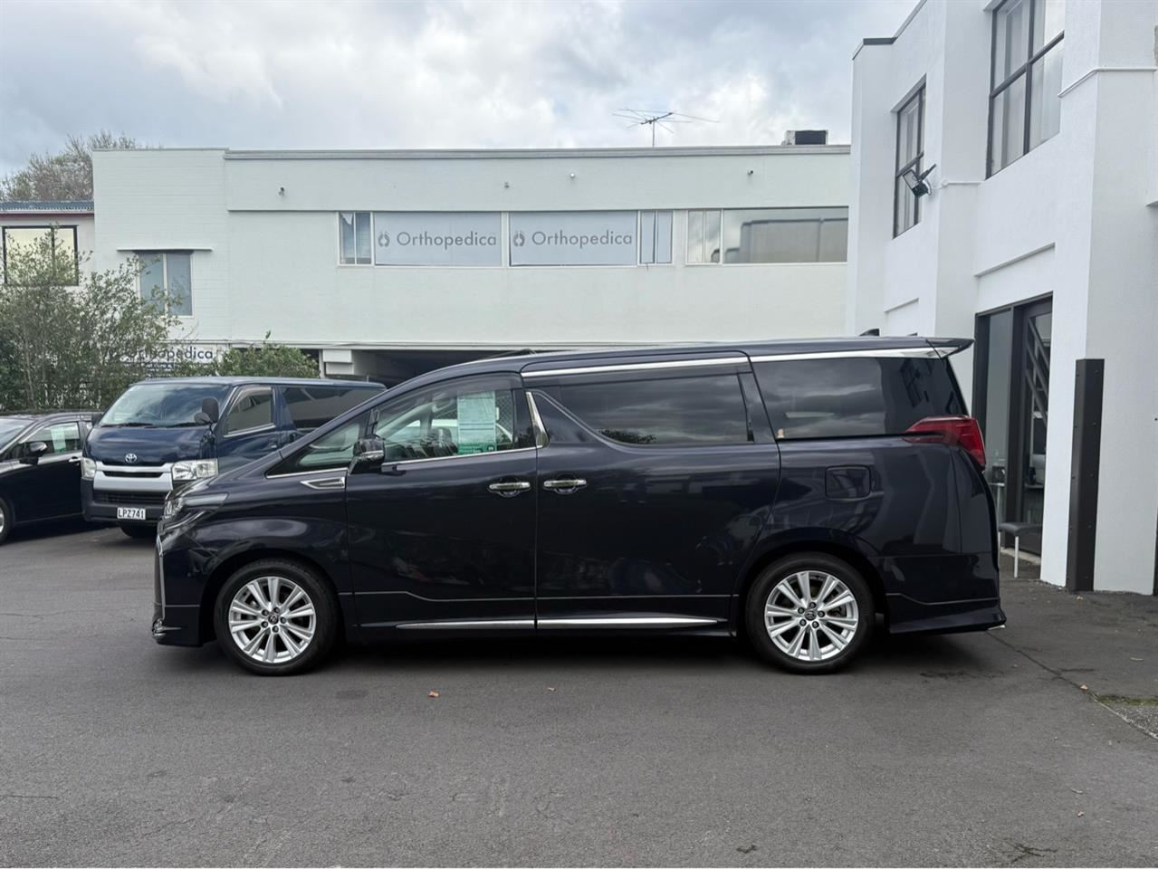 Vehicle image 4