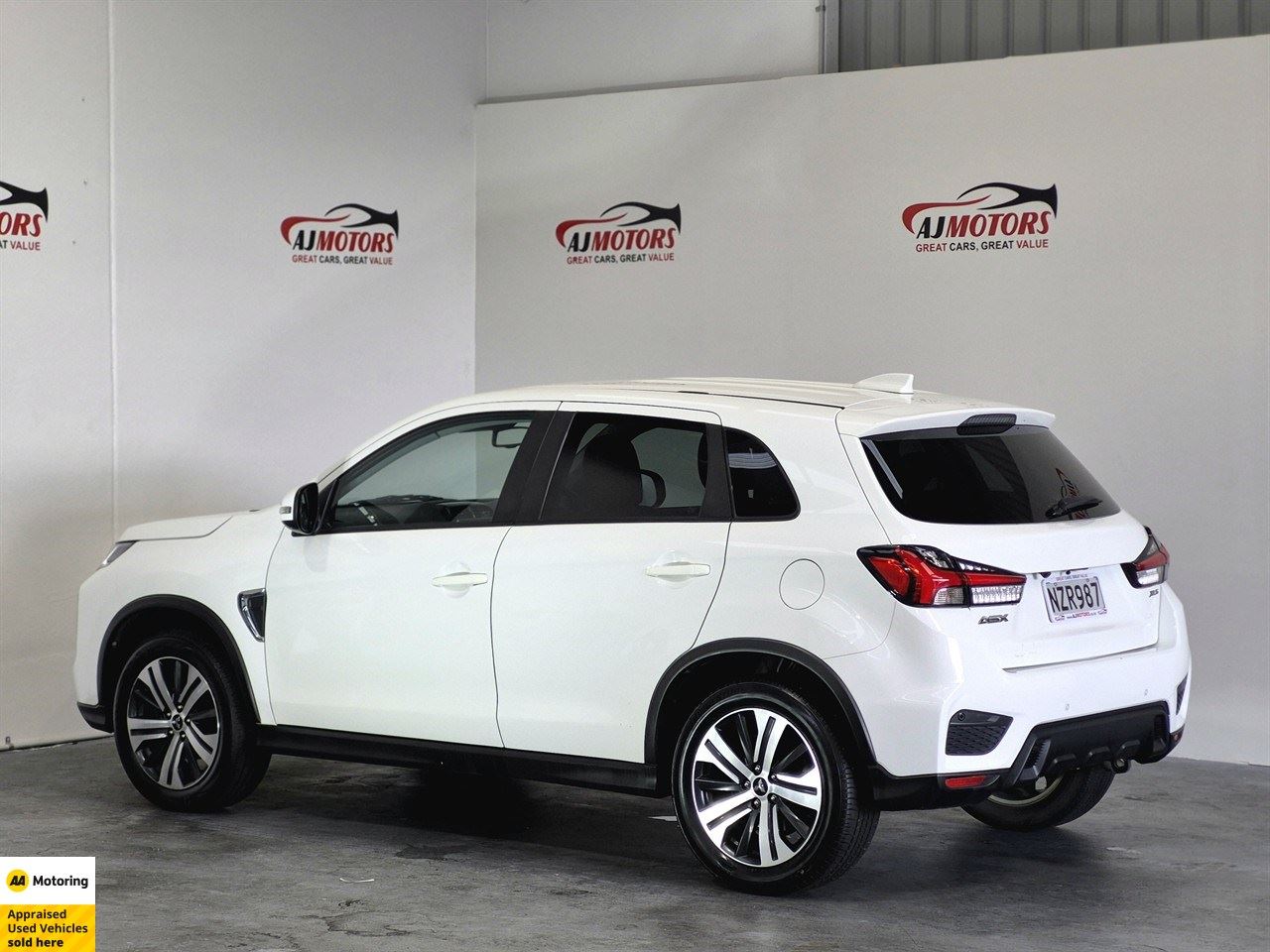 Vehicle image 5