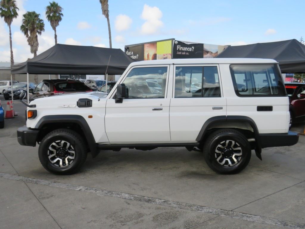 Vehicle image 5