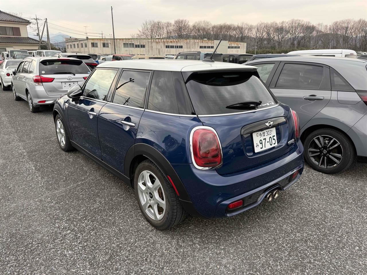 Vehicle image 3