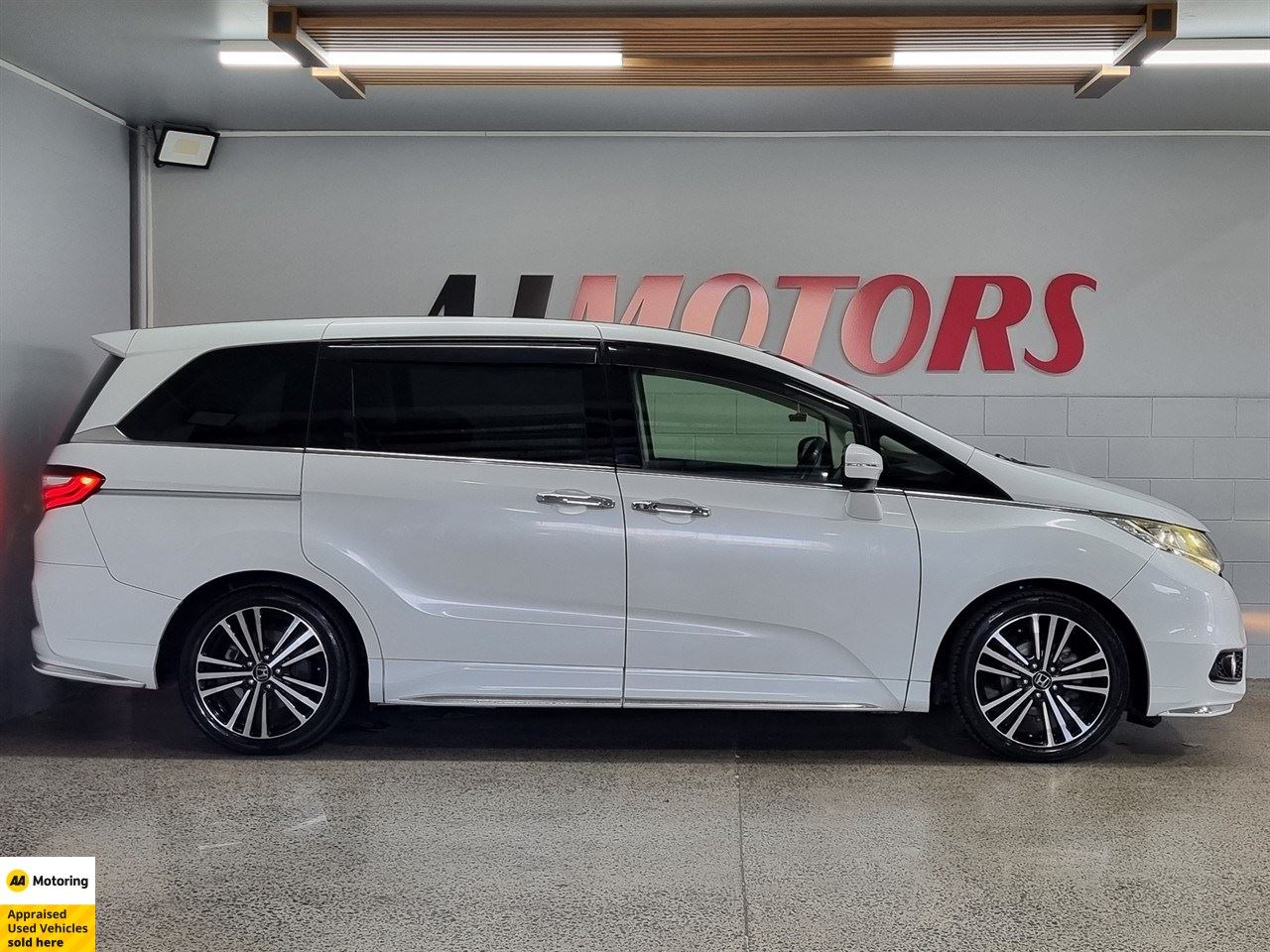 Vehicle image 5