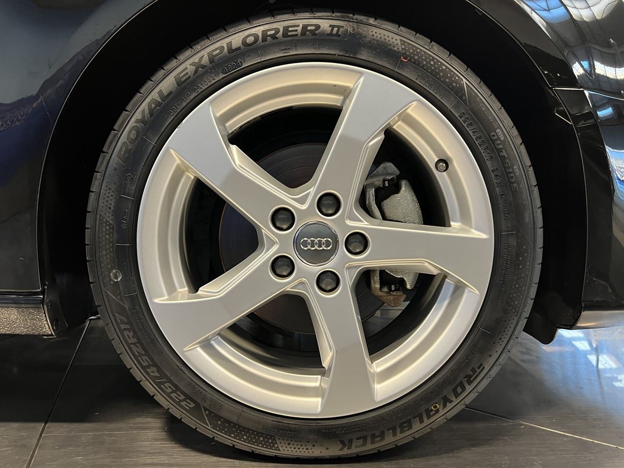 Vehicle image 5