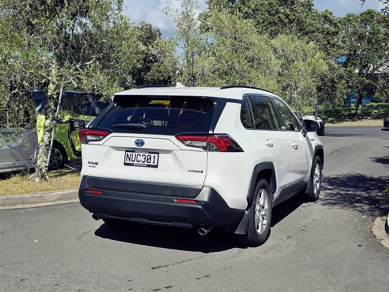 Vehicle image 4