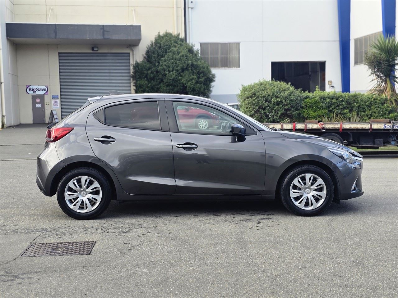 Vehicle image 4