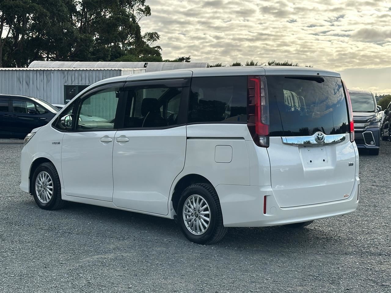 Vehicle image 4
