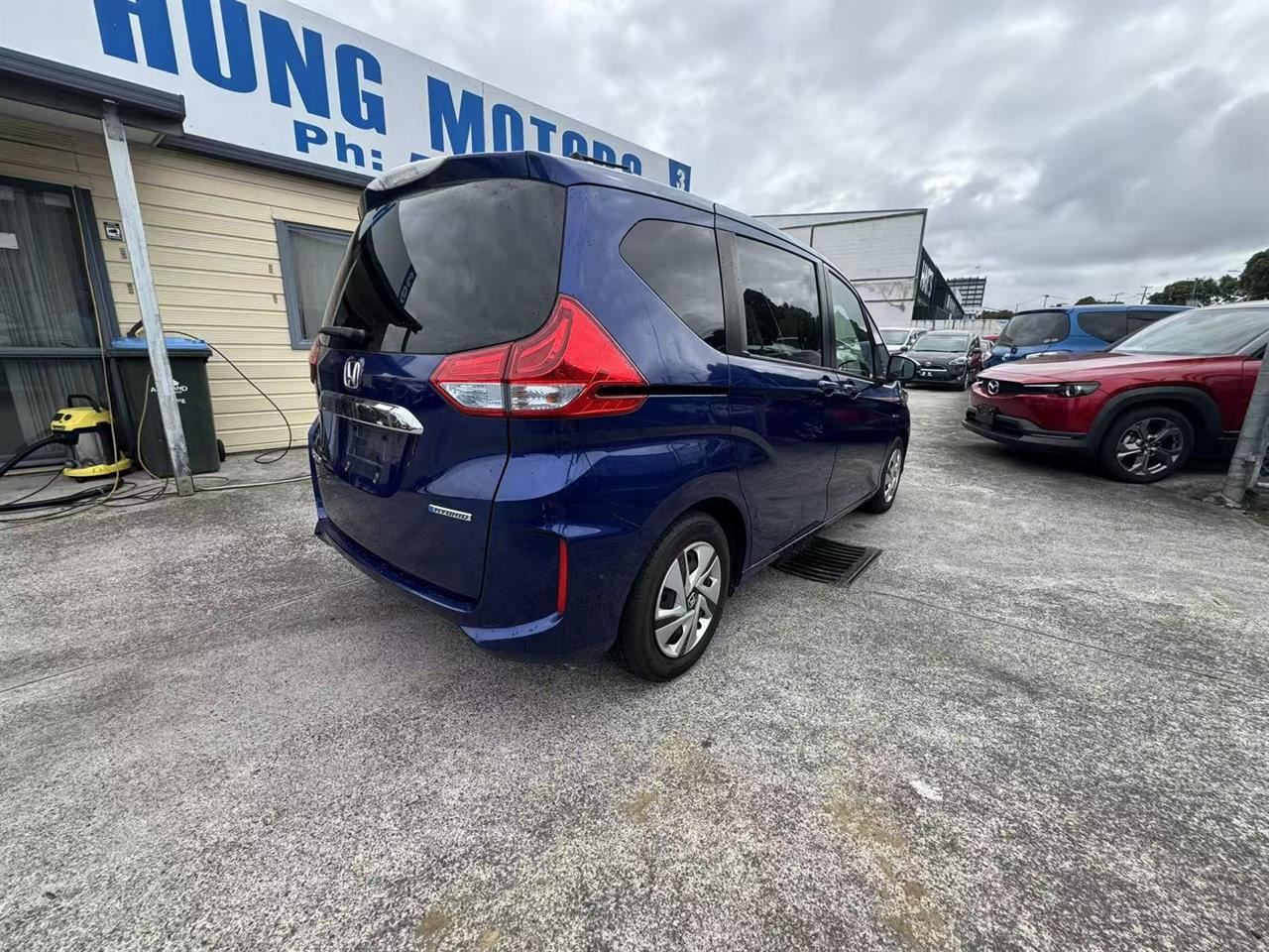 Vehicle image 5