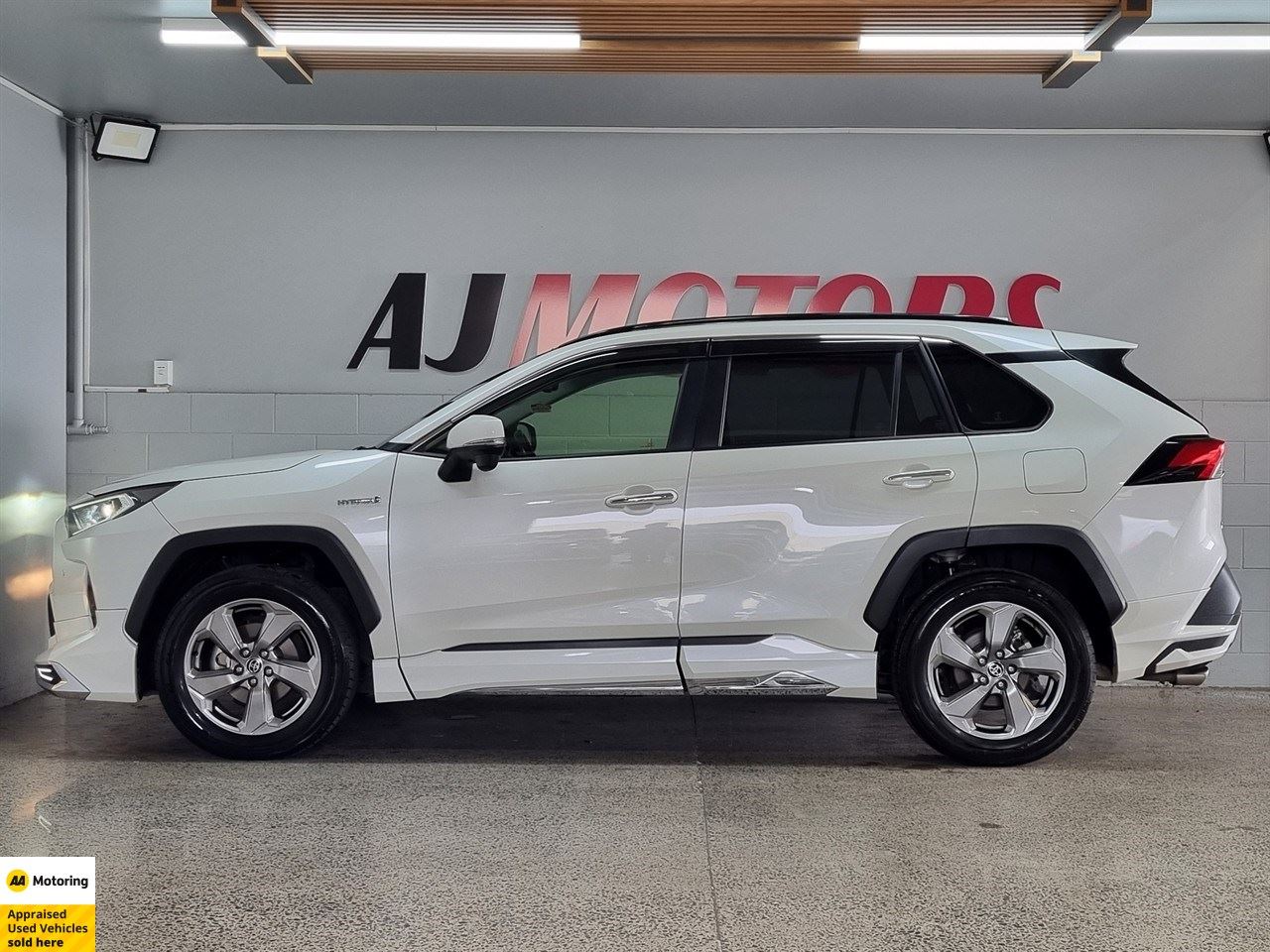 Vehicle image 5