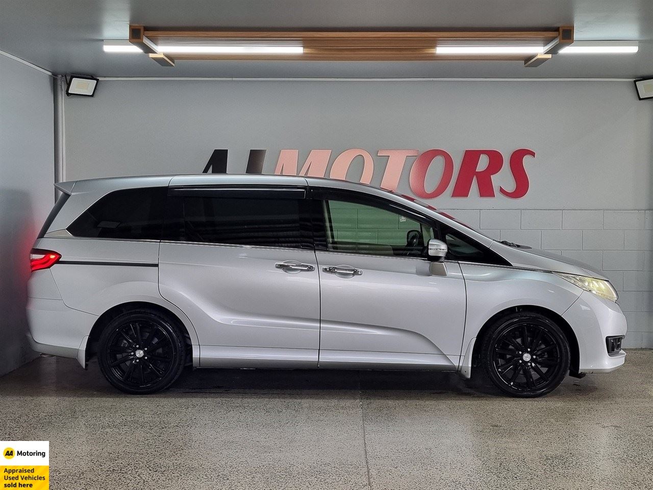 Vehicle image 5