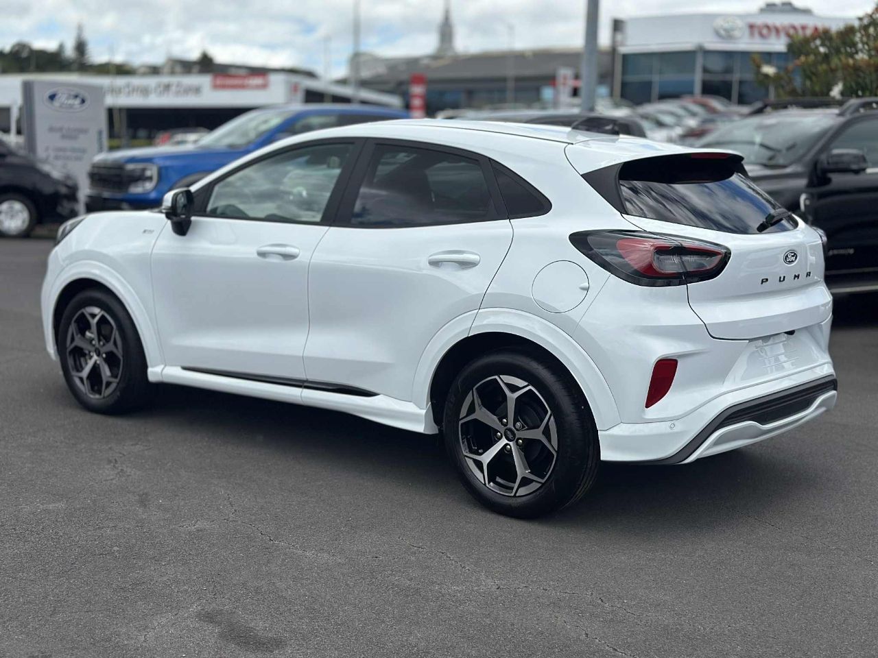 Vehicle image 4
