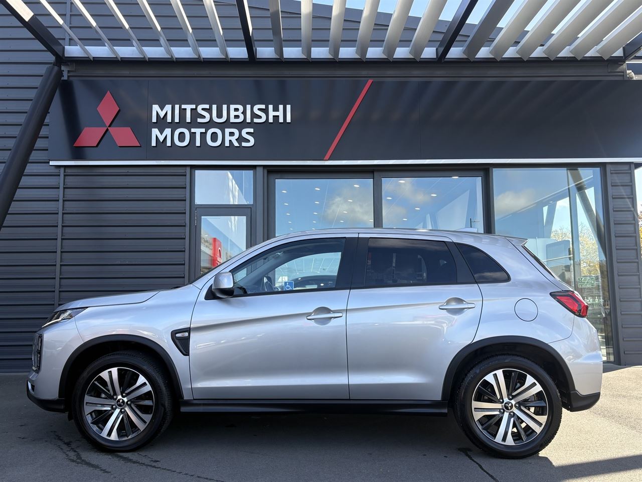 Vehicle image 4