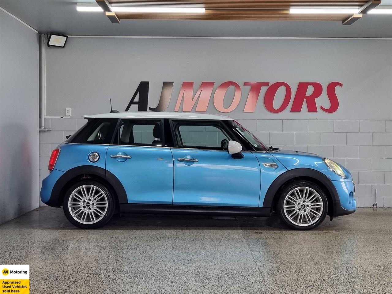 Vehicle image 5