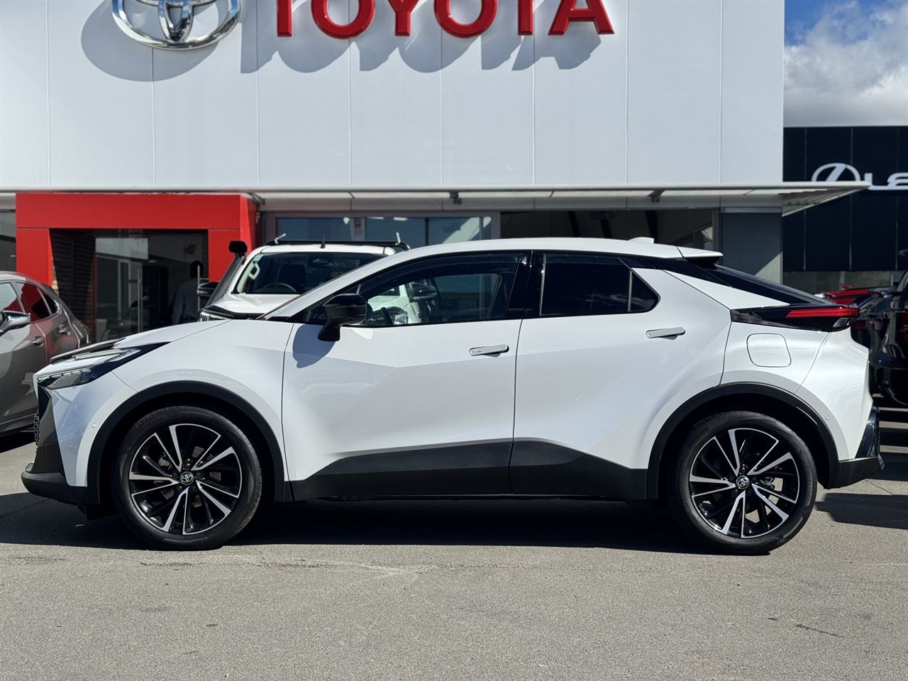 Vehicle image 4