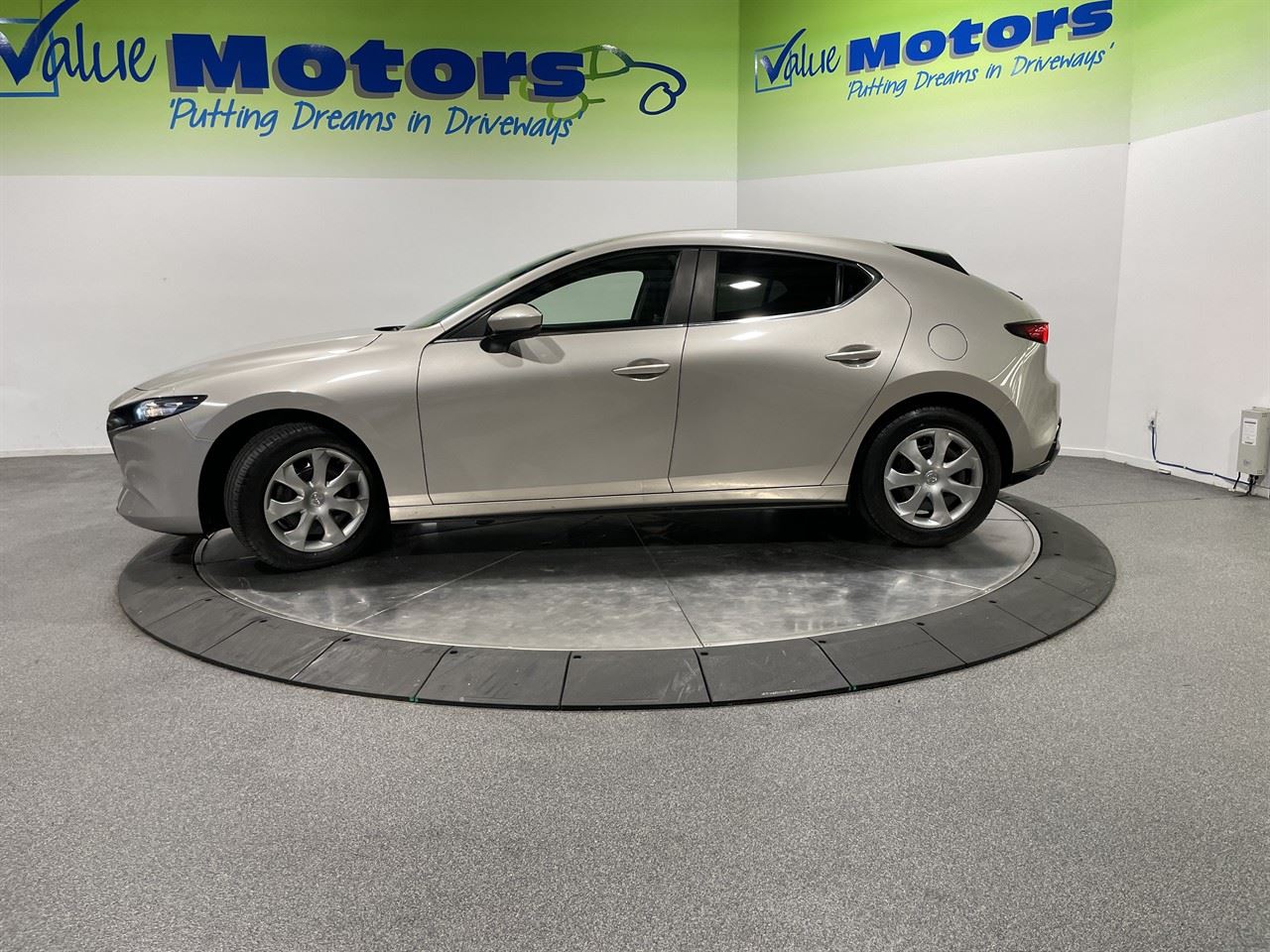 Vehicle image 4