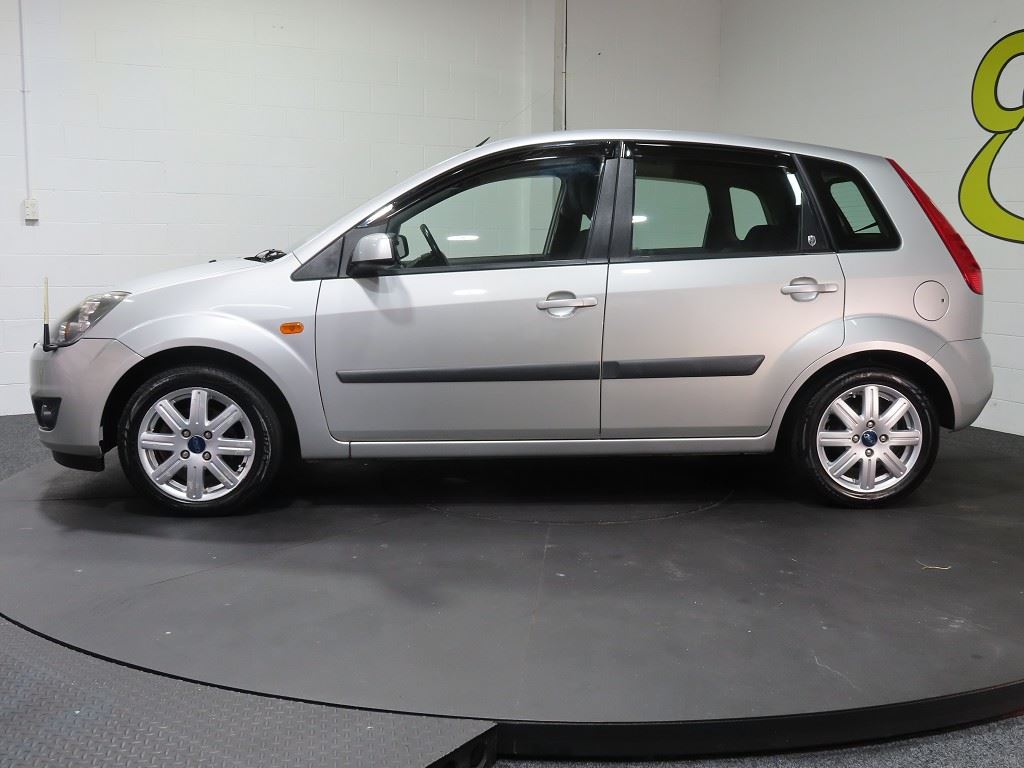 Vehicle image 4