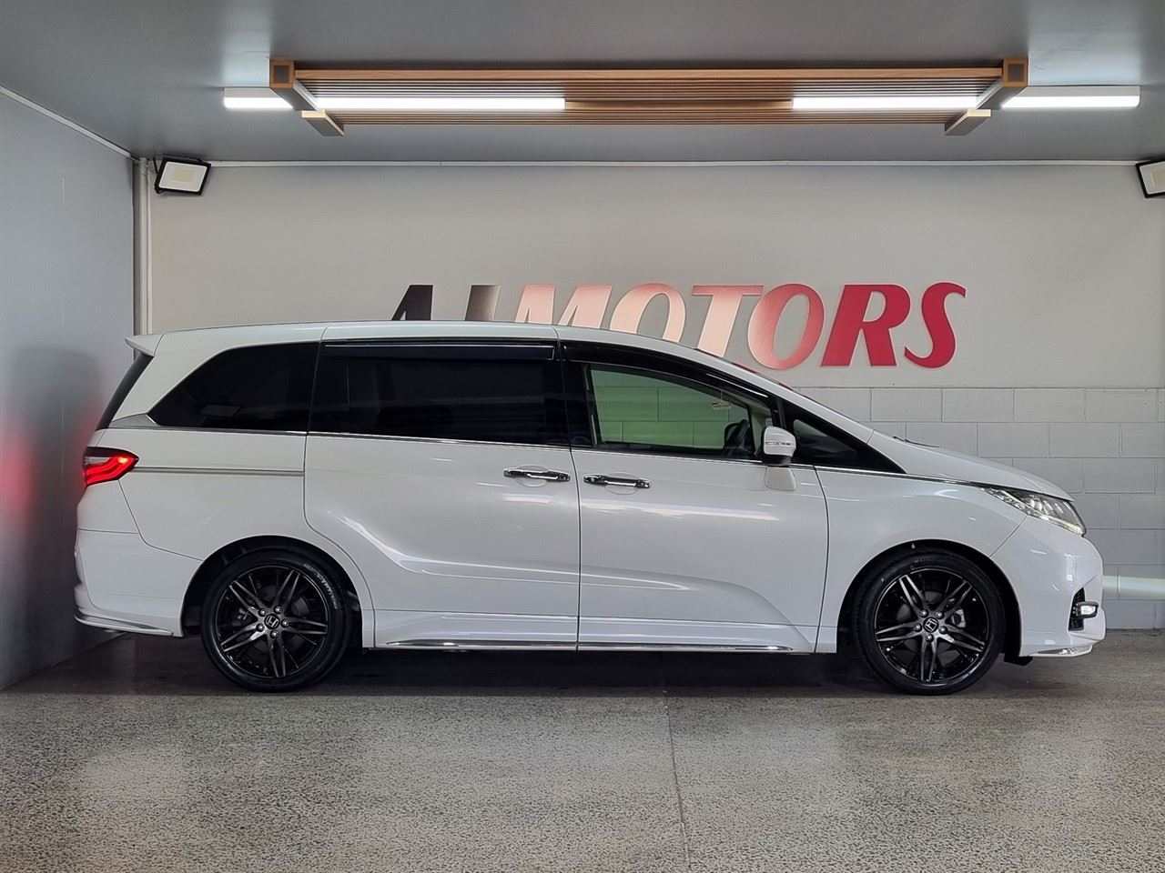 Vehicle image 5