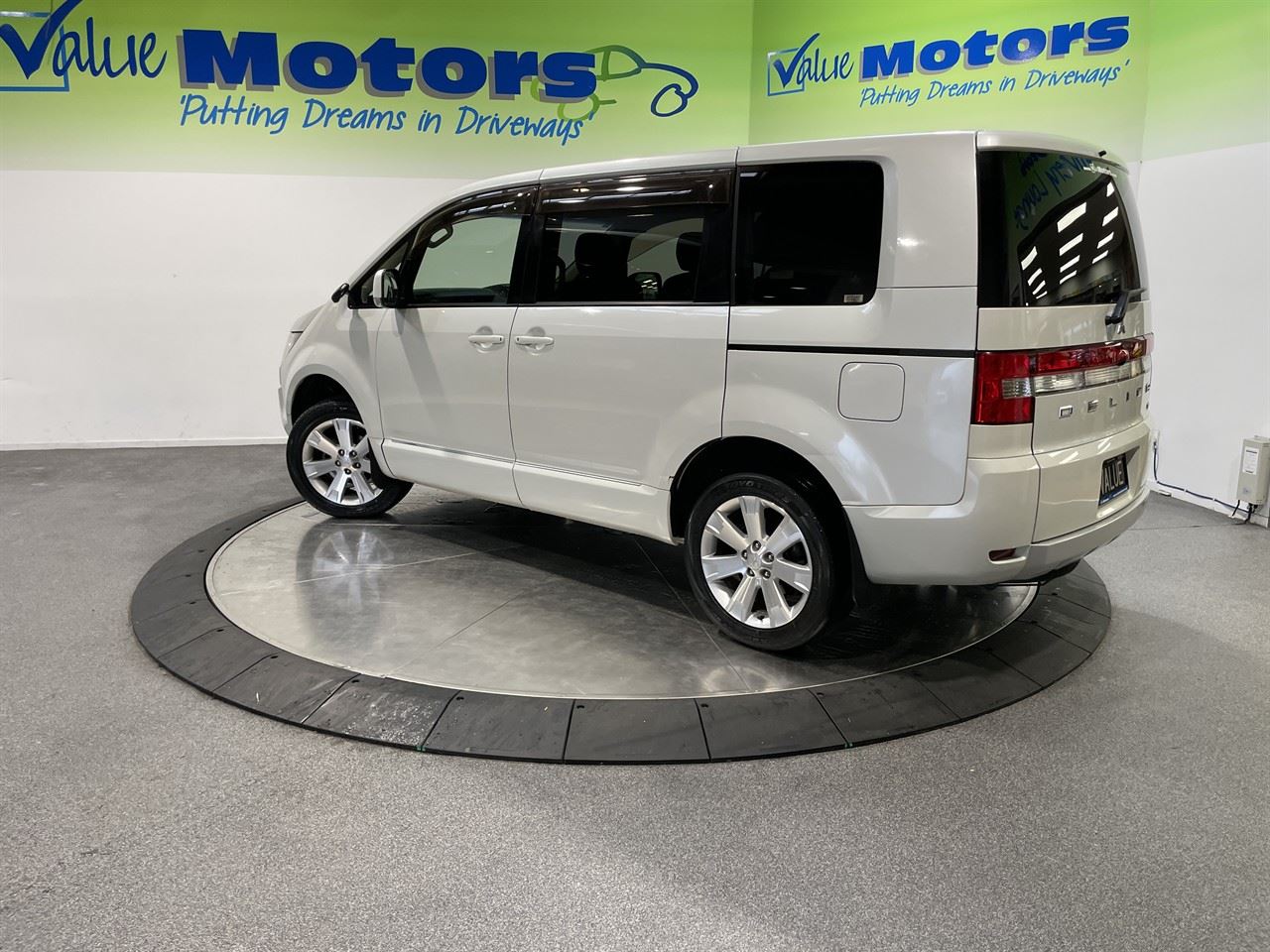 Vehicle image 5