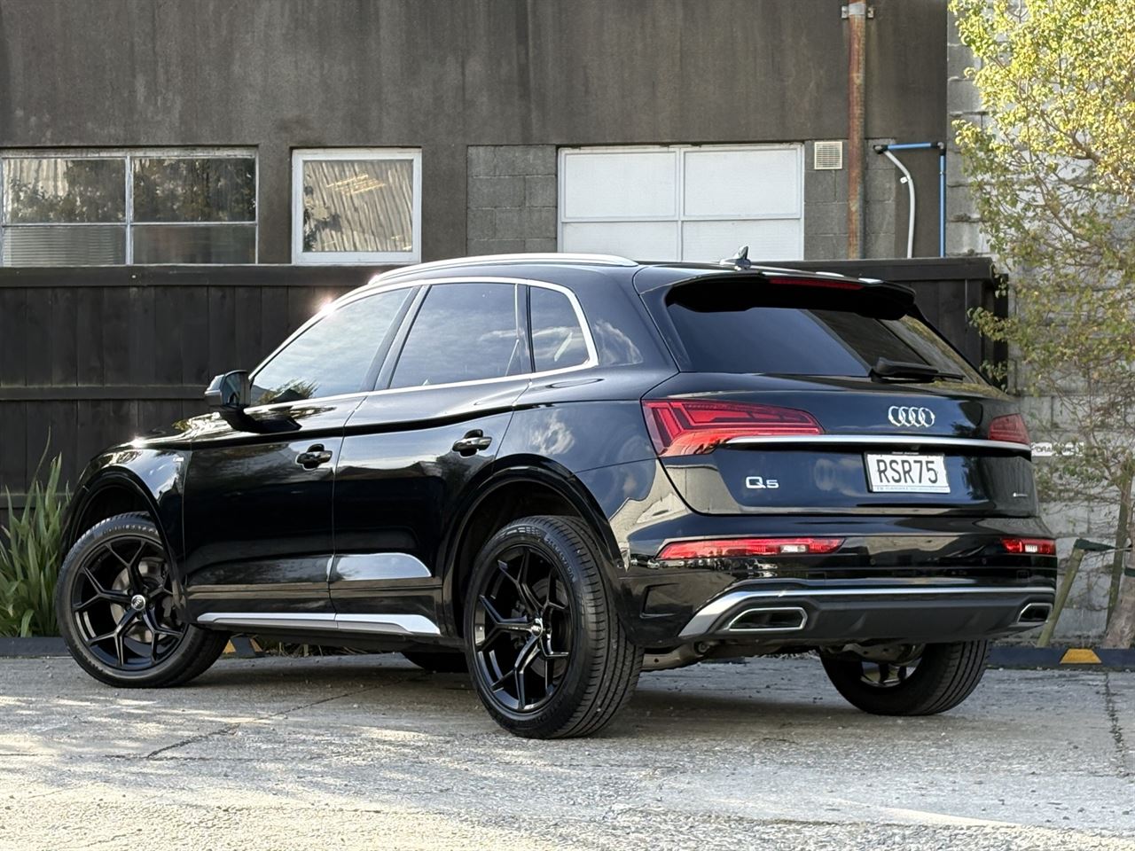 Vehicle image 5