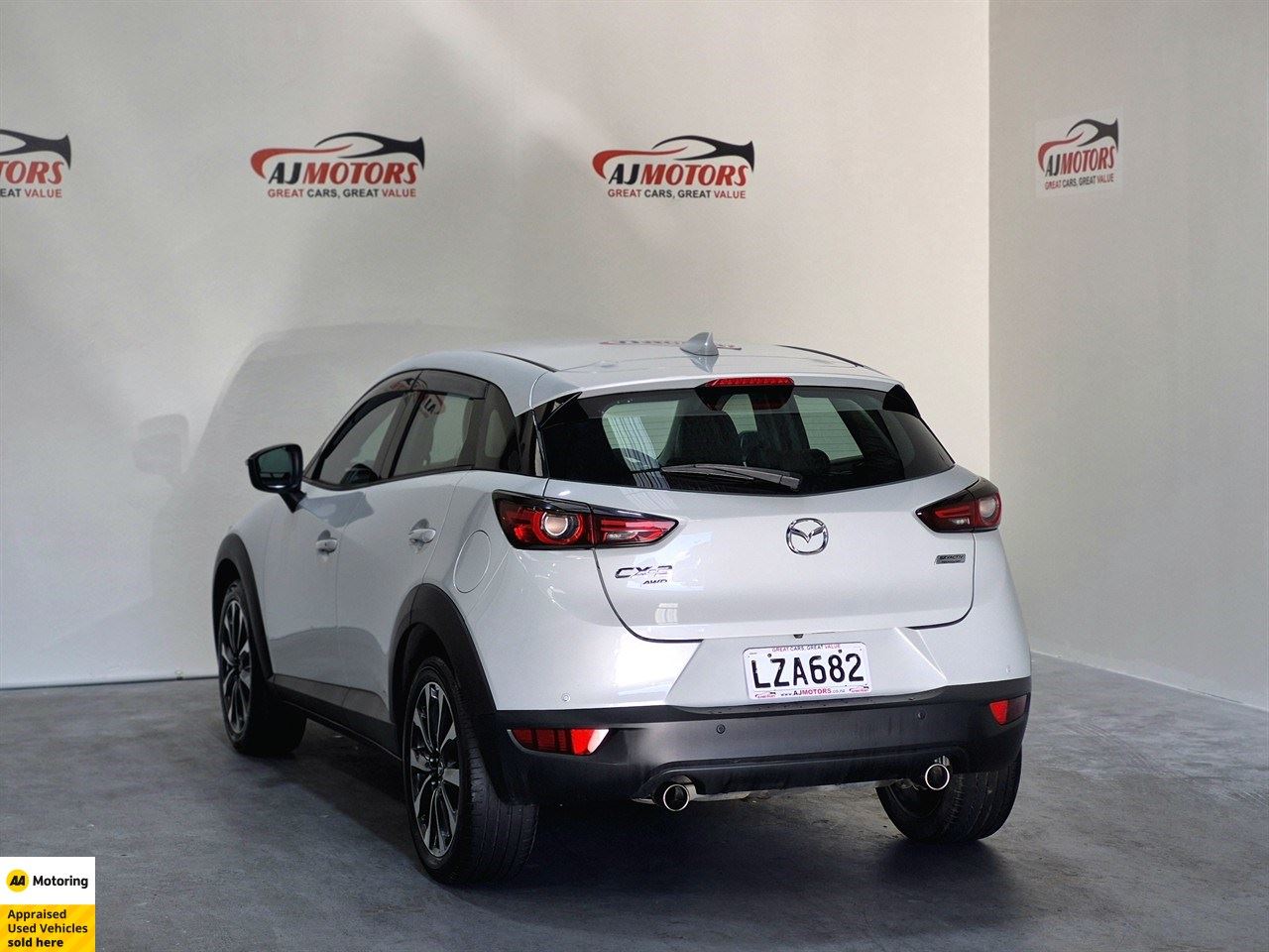 Vehicle image 5