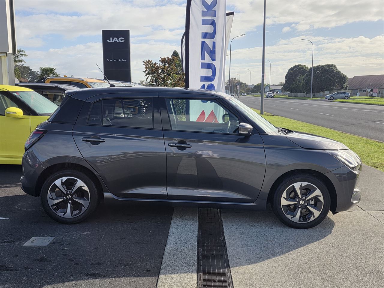 Vehicle image 4