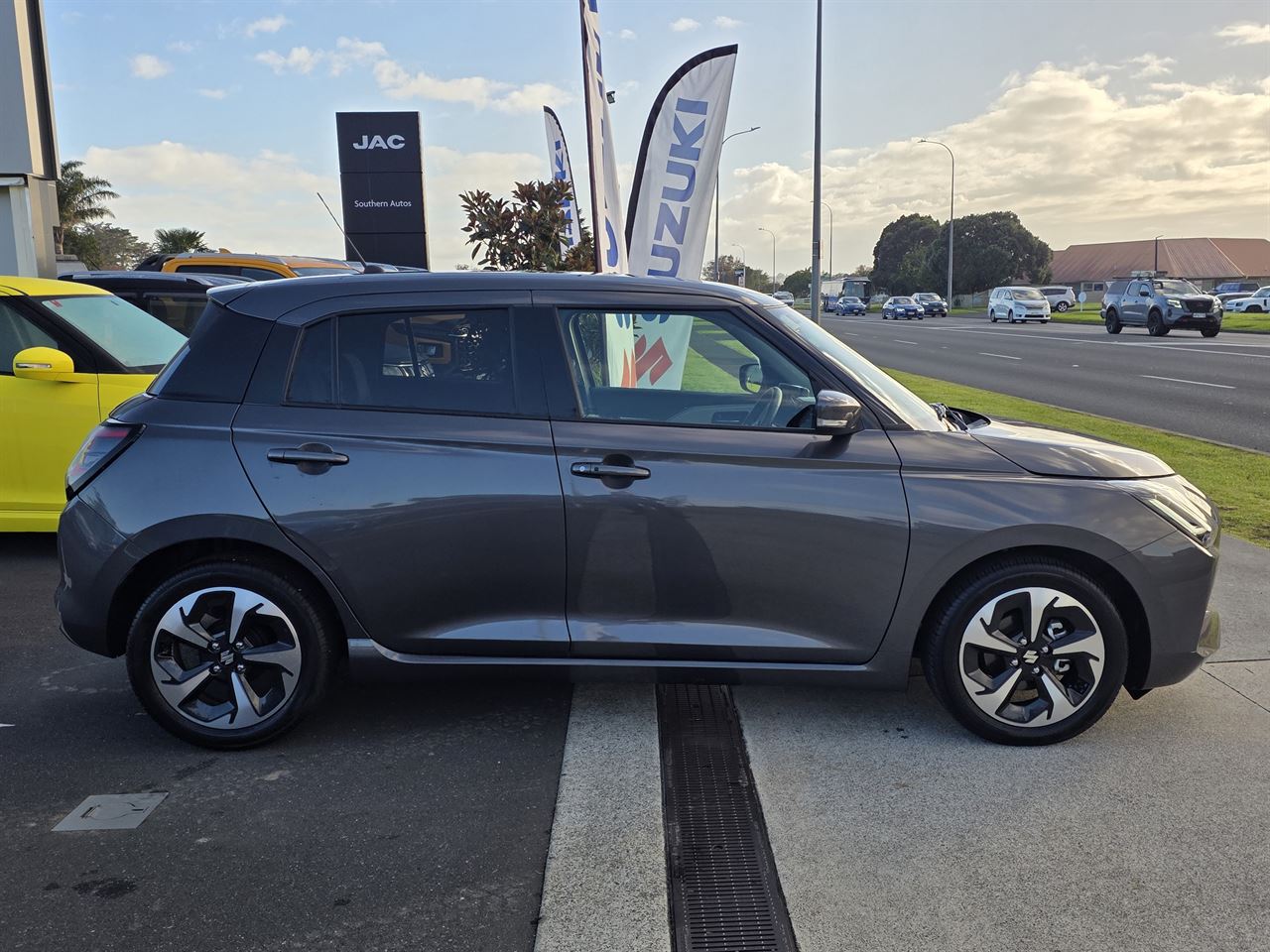 Vehicle image 4