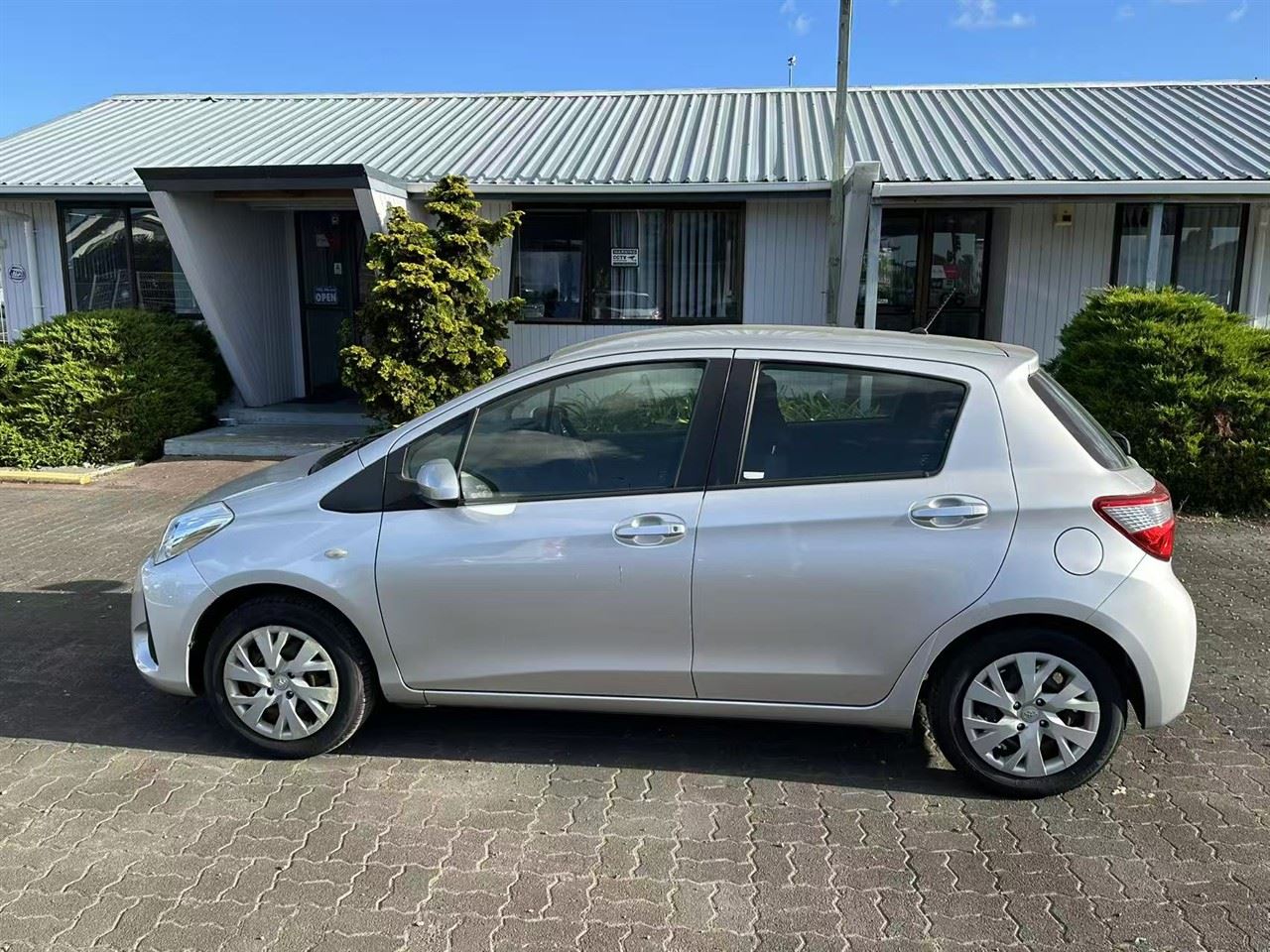 Vehicle image 4