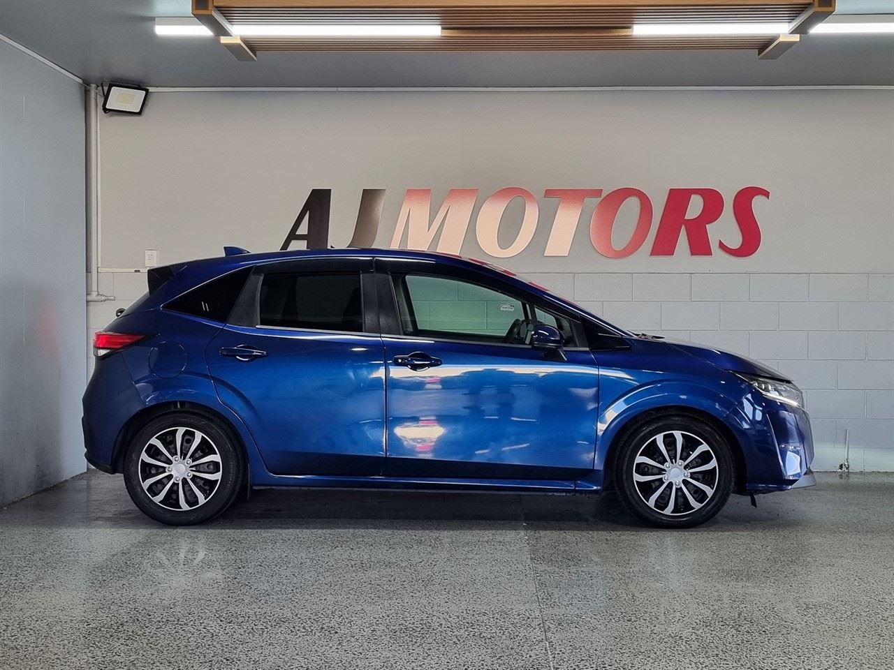 Vehicle image 5
