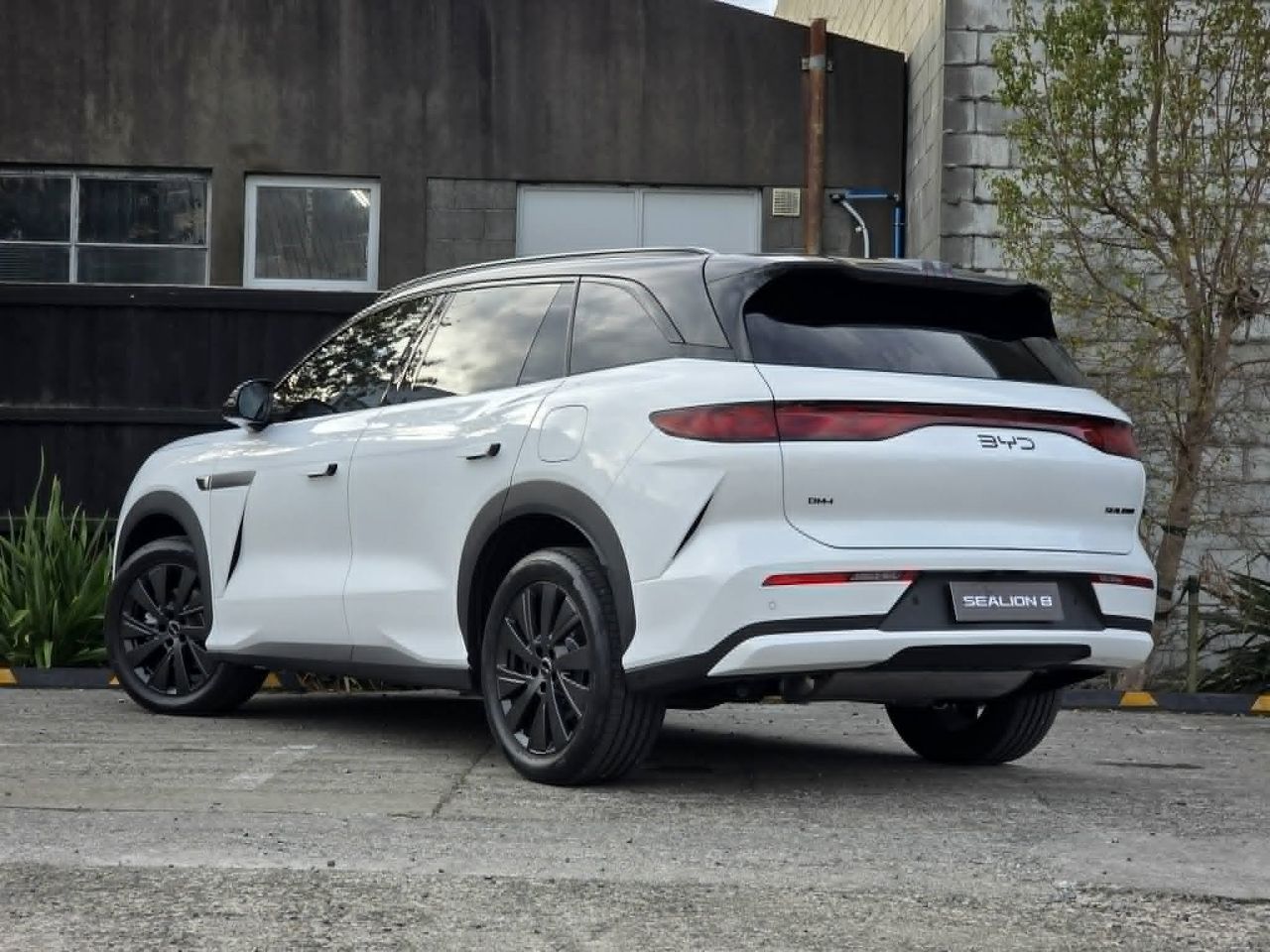 Vehicle image 4