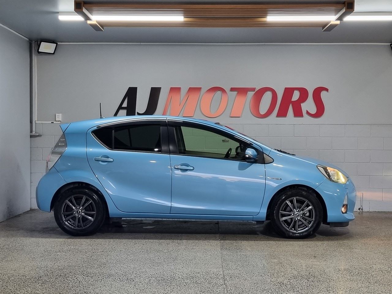 Vehicle image 5