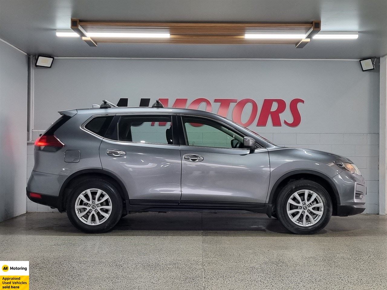 Vehicle image 5