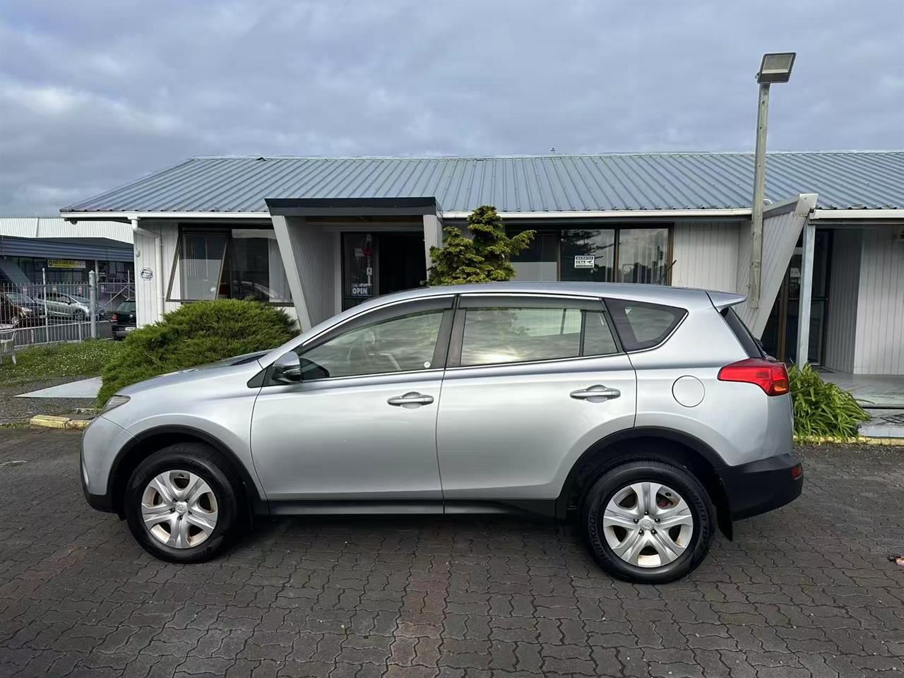 Vehicle image 4