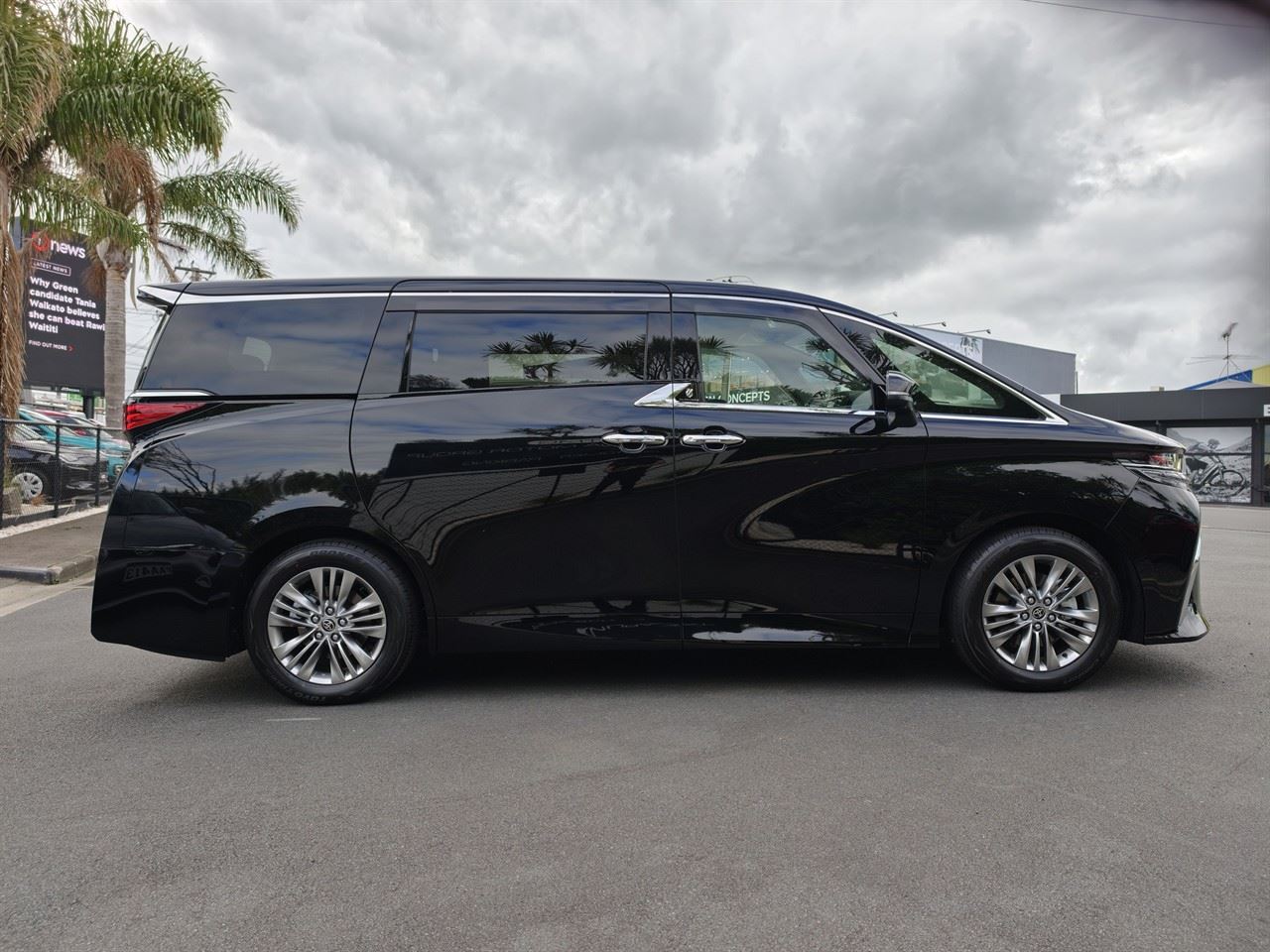 Vehicle image 5